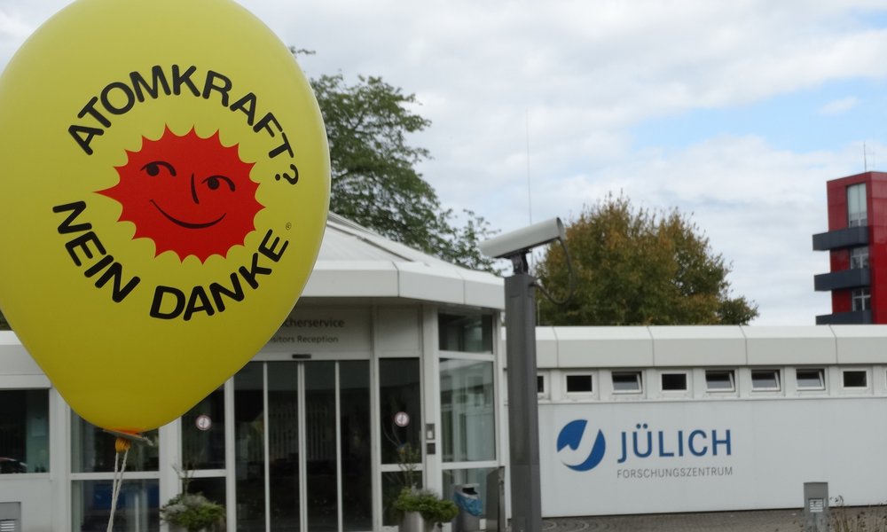 Foto: Luftballon mit dem Schriftzug "Atomkraft? Nein Danke" vor dem Tor des Forschungszentrum Jülich