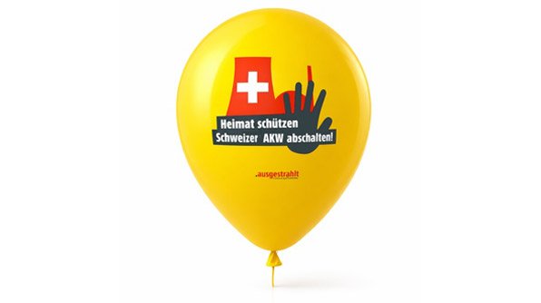 Ein gelber Luftballon mit der Aufschrift "Heimat schützen - Schweizer AKW abschalten!"