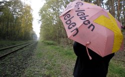 Gorleben-Demonstrantin an Schienen