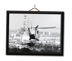 Ein Hubschrauber fliegt vor einem Atomkraftwerk