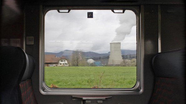 Das verschwommene AKW Gösgen durch die Fensterscheibe einer fahrenden Bahn