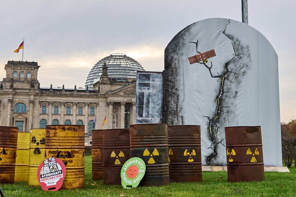 Foto: Atommüllfässer und ein AKW-Modell vor dem Reichstag in Berlin