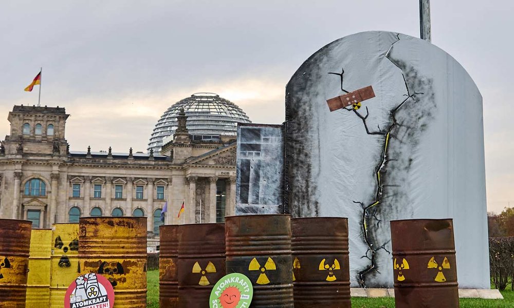 Foto: Atommüllfässer und ein AKW-Modell vor dem Reichstag in Berlin