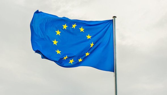 Europafahne weht vor grauem Himmel
