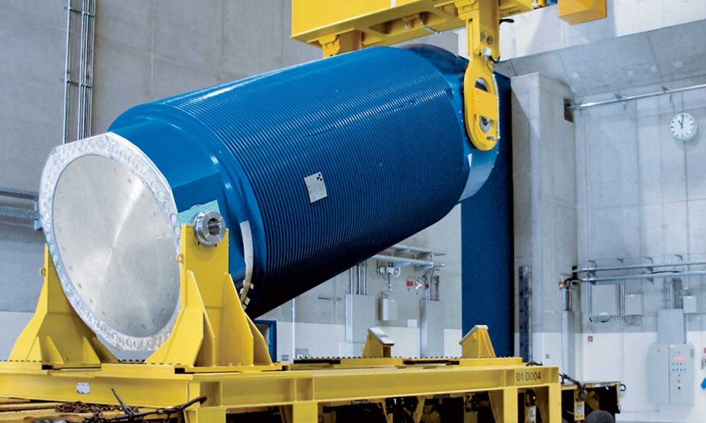 Foto: Ein Kran hebt einen Castor-Behälter von einem Transportwagen