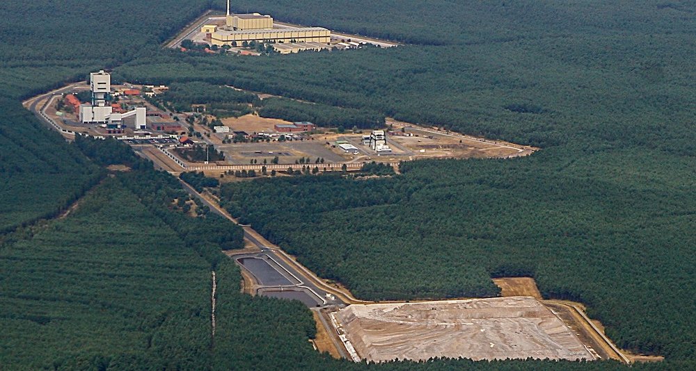 Salzhalde Gorleben, dahinter Bergwerk und Zwischenlager