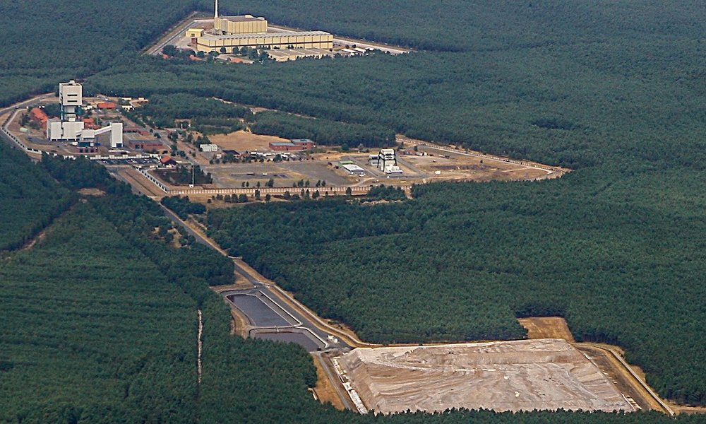 Salzhalde Gorleben, dahinter Bergwerk und Zwischenlager
