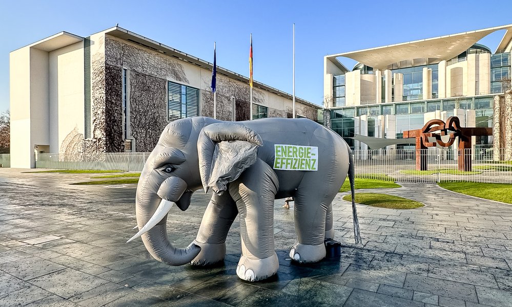 Foto: Ein aufblasbarer Elefant mit dem Schriftzug "Energieeffizient" vor dem Bundeskanzleramt in Berlin
