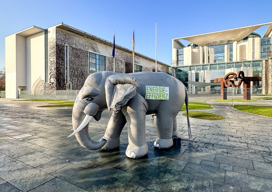 Foto: Ein aufblasbarer Elefant mit dem Schriftzug "Energieeffizient" vor dem Bundeskanzleramt in Berlin