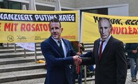 In Sachen Atomkraft sind Macron und Putin beste Freunde. Protest bei der Verleihung des westfälischen Friedenspreises in Münster am 28. Mai 2024