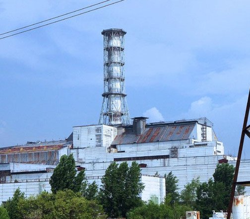 Reaktor-Ruine mit Sarkophag in Tschernobyl 2011 