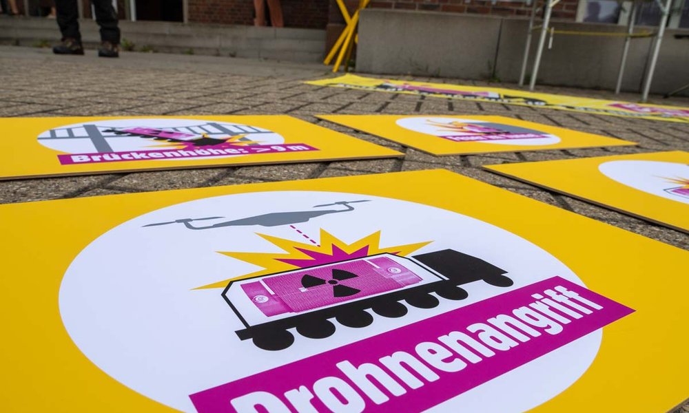 Foto: Protest-Transparent mit einem Atomtransporte und der Aufschrift "Drohnenangriff"