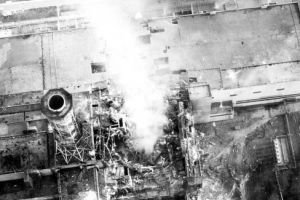 April 1986: Dampf steigt aus dem völlig zerstörten Block 4 des AKW Tschernobyl