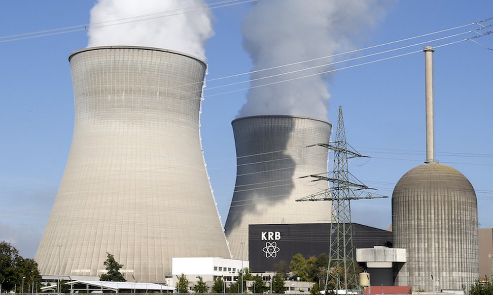 Foto: AKW Gundremmingen mit 2 Kühltürmen und Reaktorkuppel