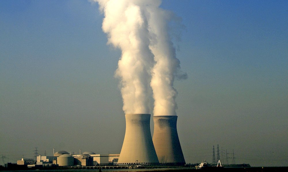 Foto: Das belgisches Atomkraftwerk Doel mit rauchenden Kühltürmen