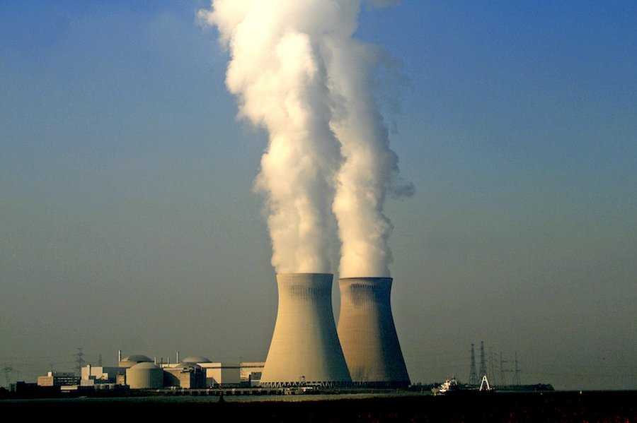 Foto: Das belgisches Atomkraftwerk Doel mit rauchenden Kühltürmen