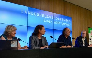 4 Menschen sitzen vor Mikrofonen bei der Landespressekonferenz Baden-Würtemberg