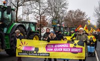 Demo in Ahaus am 14.01.2024 mit Traktoren und dem Banner "Kein Atommüll von Jülich nach Ahaus!"