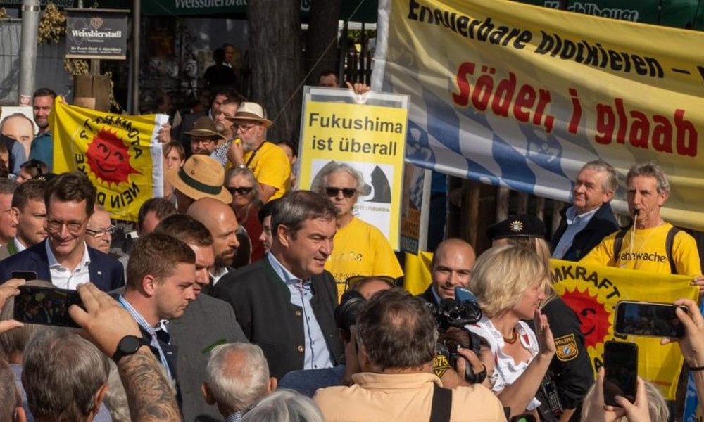 Foto: Gilamoss, Anfang September 2022 - Atomkraftgenger*innen empfangen Söder mit einem Banner "Söder, i glaab dei Huat brennt!"