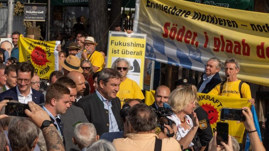 Foto: Gilamoss, Anfang September 2022 - Atomkraftgenger*innen empfangen Söder mit einem Banner "Söder, i glaab dei Huat brennt!"