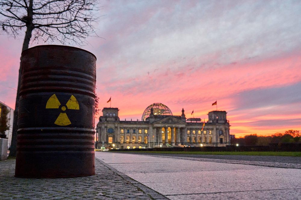 Foto: Ein Atommüllfass steht vor dem Reichstag in Berlin