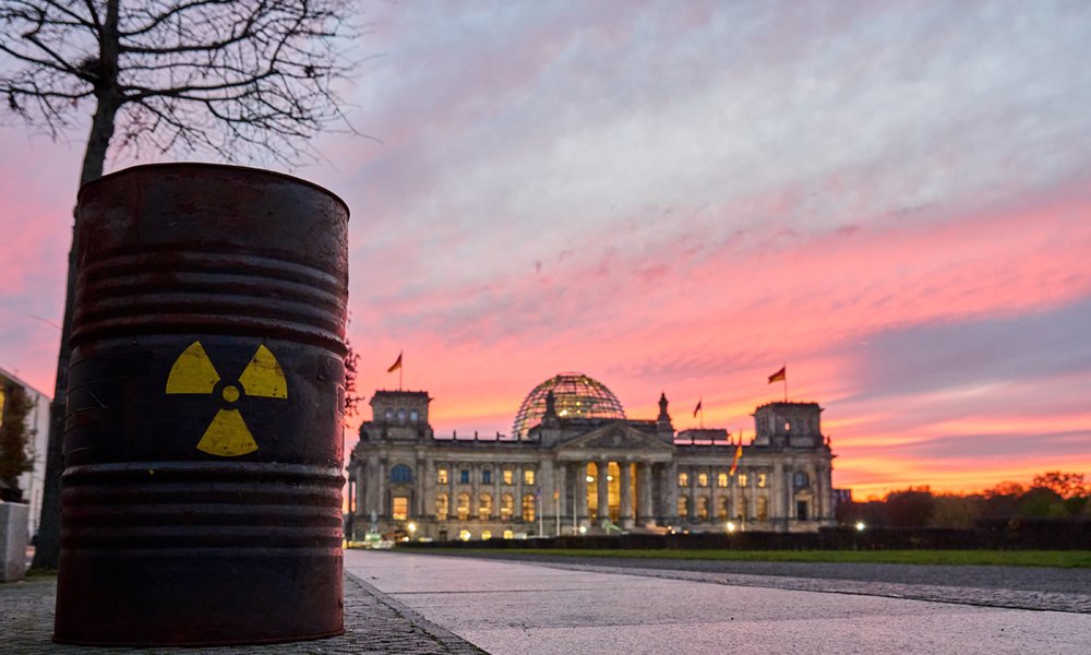 Foto: Ein Atommüllfass steht vor dem Reichstag in Berlin