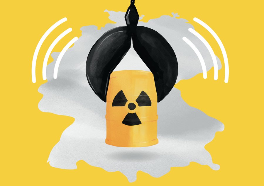 Montage: Ein Atommüllfass wird von einem Greifer gehalten