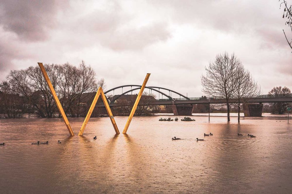 Foto: Ein großes Protest-W steht im Wasser