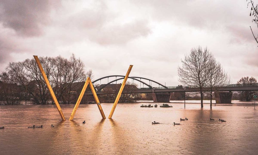 Foto: Ein großes Protest-W steht im Wasser