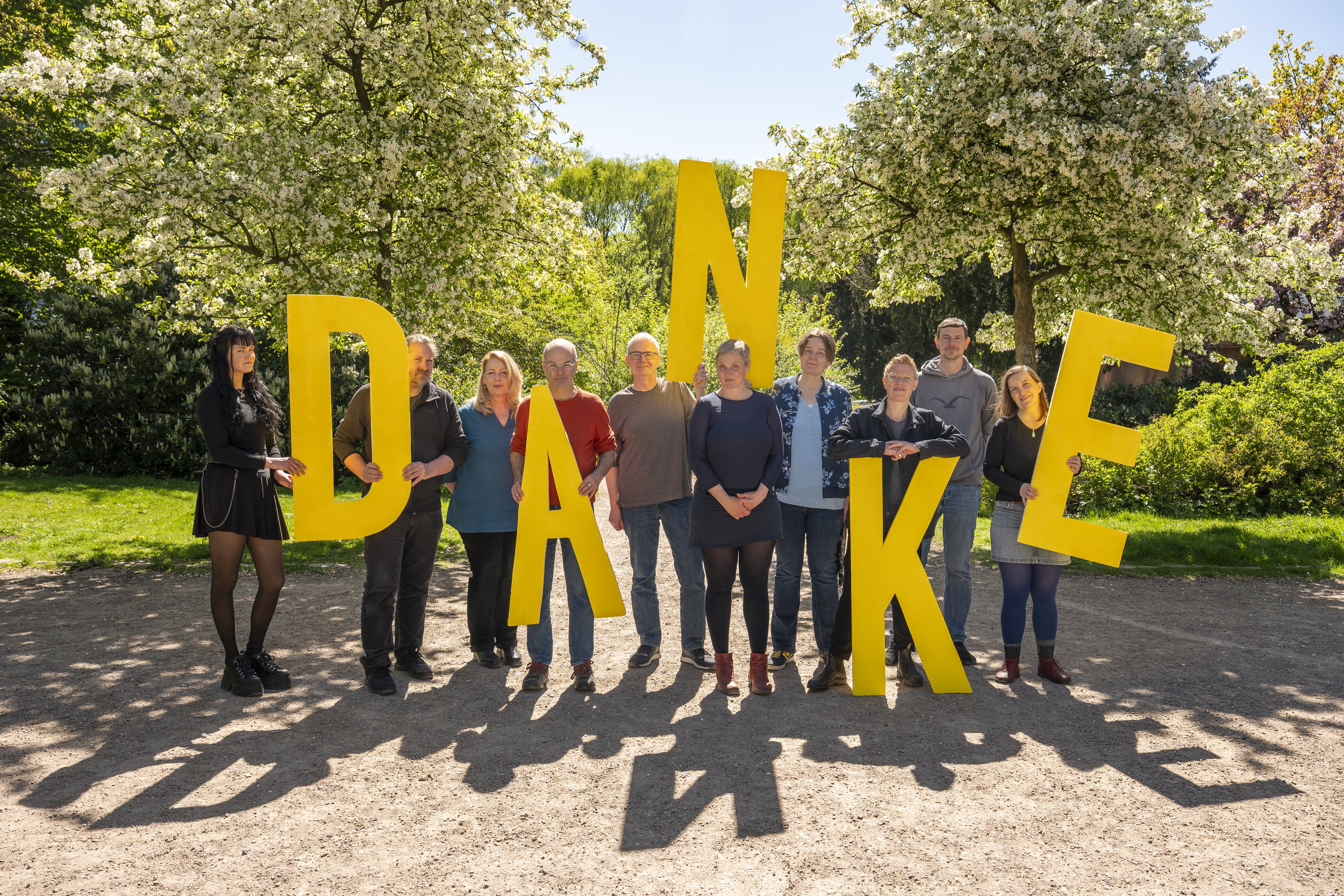 Foto: das .ausgestrahlt-Team hält große gelbe Buchstaben, die das Wort "Danke" ergeben.