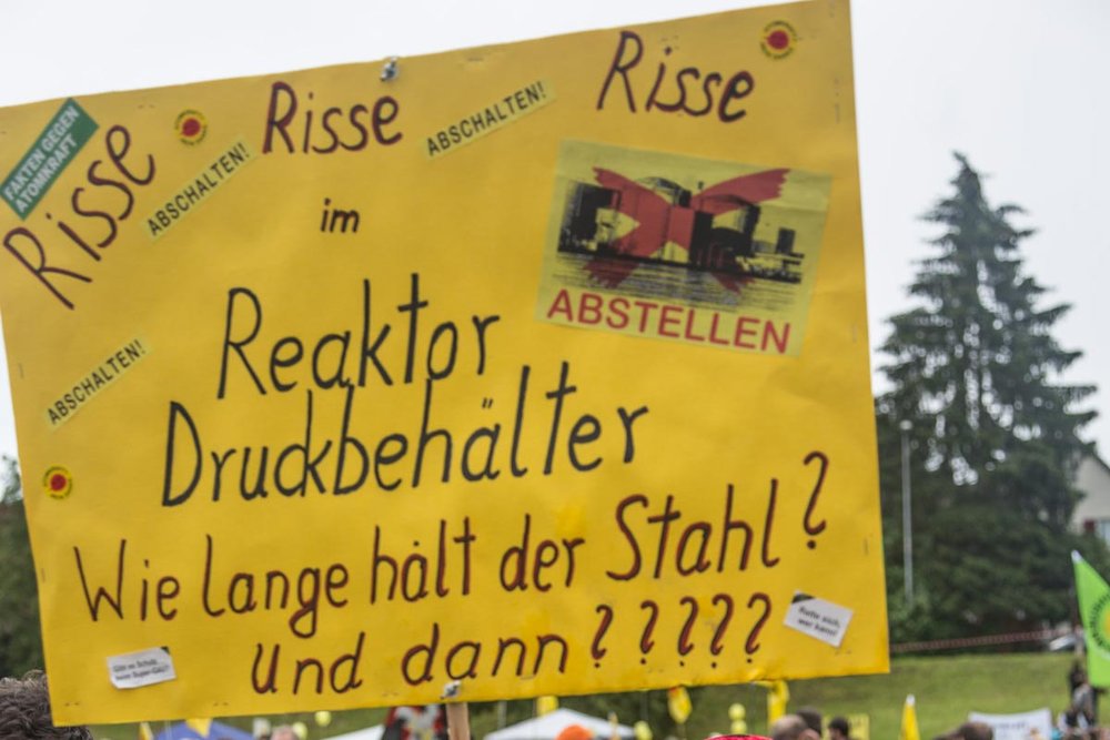 Ein selbstgemaltes Plakat gegen Atomkraft mit dem Text: "Risse Risse Risse. Reaktor Druckbehälter. Wie lange hält der Stahl?"