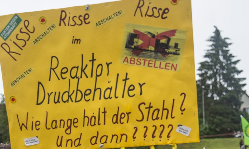 Ein selbstgemaltes Plakat gegen Atomkraft mit dem Text: "Risse Risse Risse. Reaktor Druckbehälter. Wie lange hält der Stahl?"