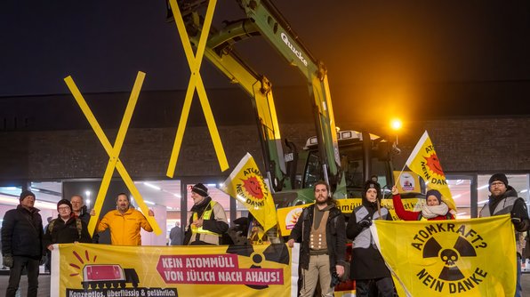 Foto: mehrere Mesnchen demonstrieren mit Transparenten, gelben Xen und einen Trecker gegen Atommüll