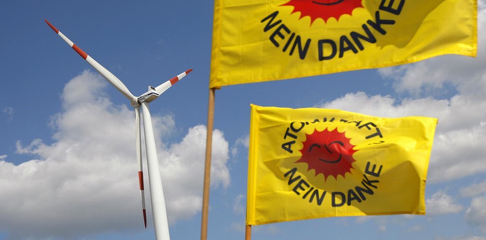 Windkraft-Anlage mit Anti-Atom-Fahnen