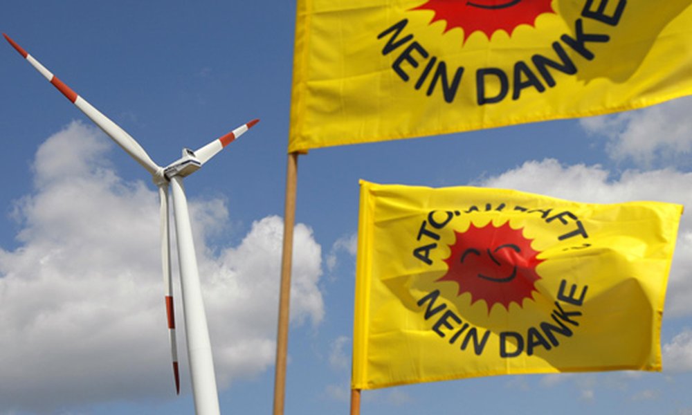 Windkraft-Anlage mit Anti-Atom-Fahnen
