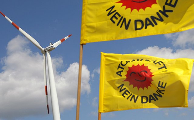 Windkraft-Anlage mit Anti-Atom-Fahnen