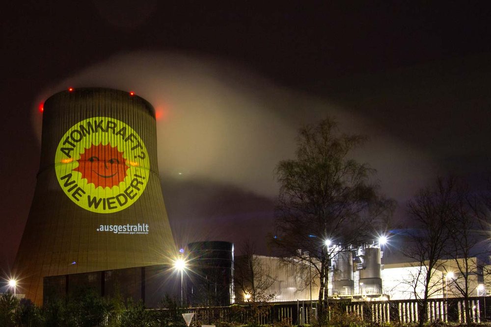 Foto: Projektion einer Anti-Atom-Sonne auf einen AKW-Kühlturm