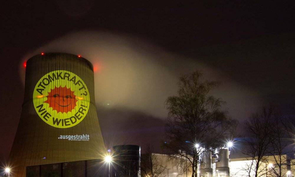 Foto: Projektion einer Anti-Atom-Sonne auf einen AKW-Kühlturm