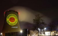 Foto: Projektion einer Anti-Atom-Sonne auf einen AKW-Kühlturm