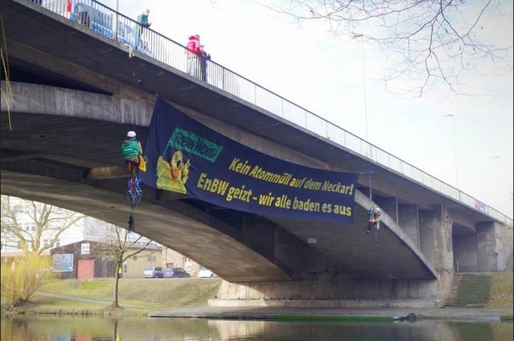 Castor-Gegner*innen seilen sich von Neckarbrücke ab