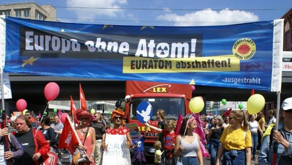 Menschengruppe vor Transparent mit der Aufschrift "Europa ohne Atom"