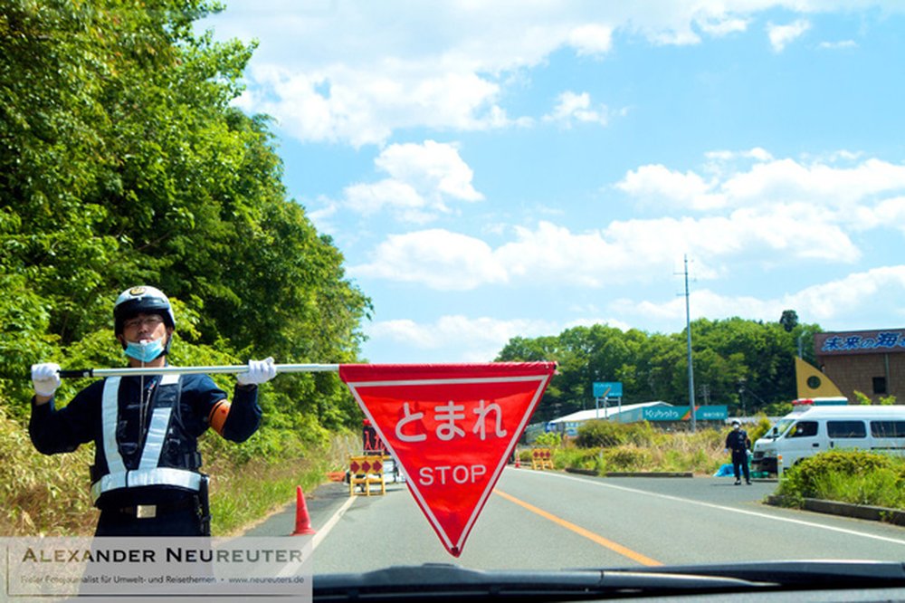 Ukedo: Polizei-Checkpoint ca. 8 km von der Reaktorruine entfernt.